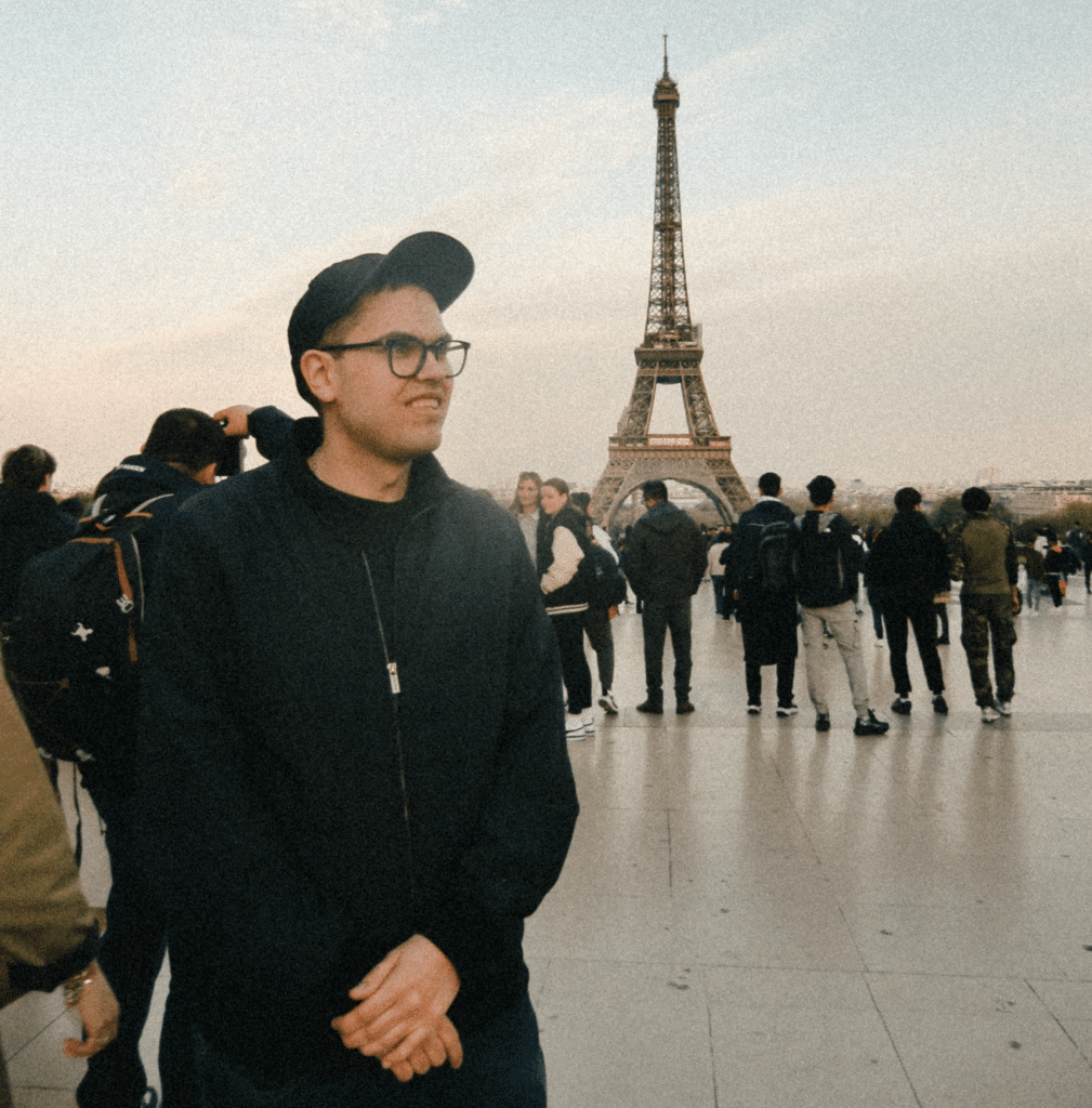 Bilde av Trym Eriksen H&oslash;gelid framfor Eiffelt&aring;rnet i Paris
